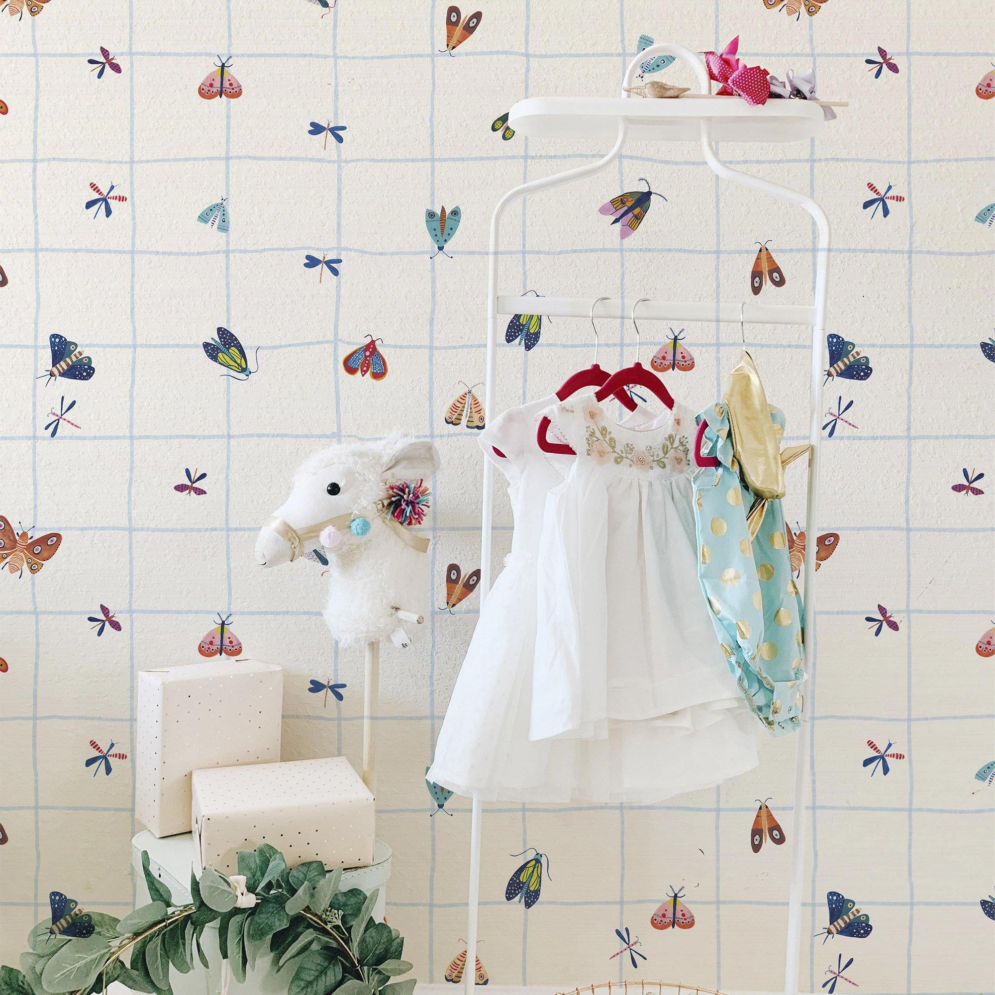 Vinilo MARIPOSARIO NAIF pintado con acuarelas por Magdalena Orlowska. A medida y en varios colores de fondo. - vinilaroom