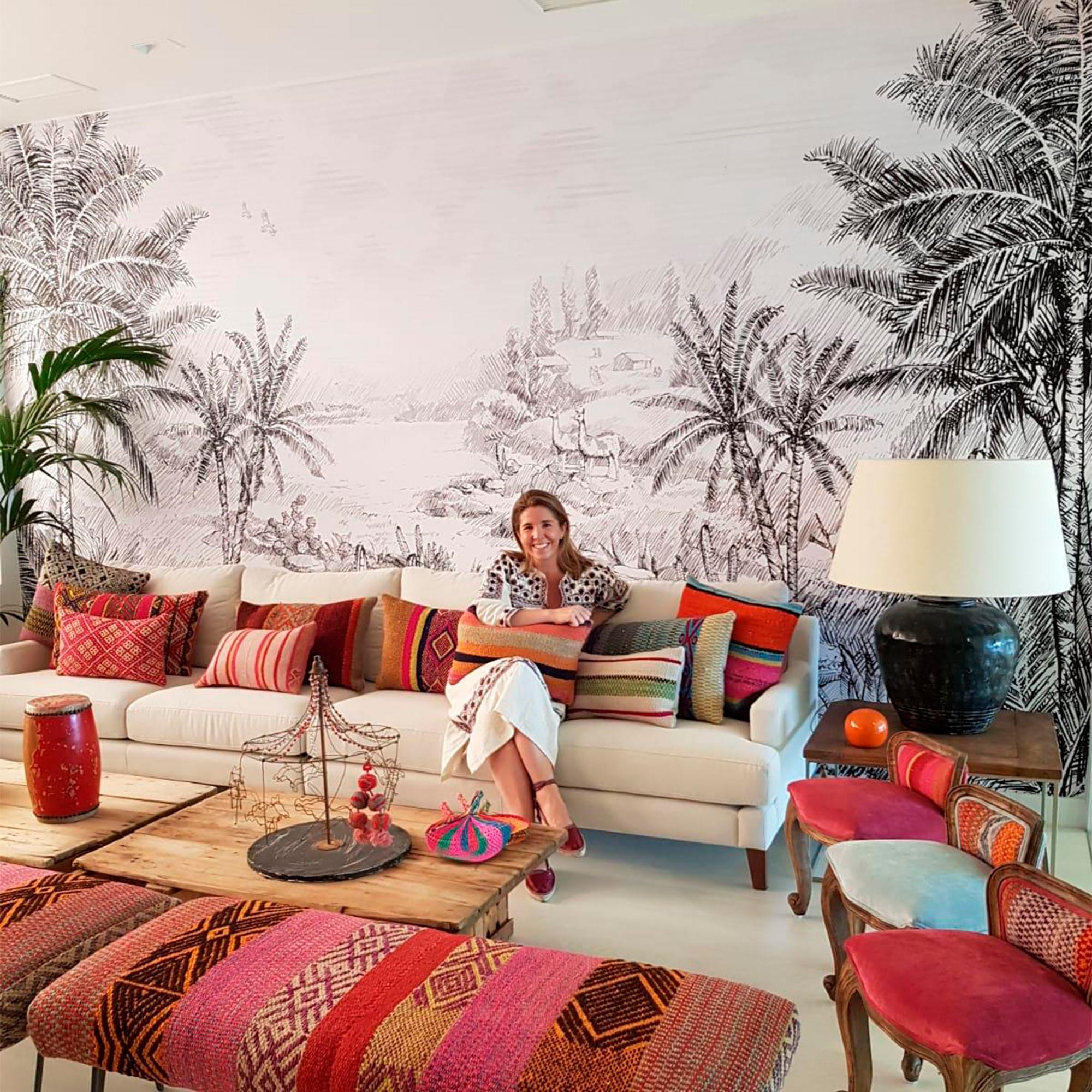 MURAL GRABADO DEL ALTIPLANO. Pintado a tinta por Gerardo Aranguren en colaboración con @alfombrasetnicas. Fondo blanco roto - vinilaroom