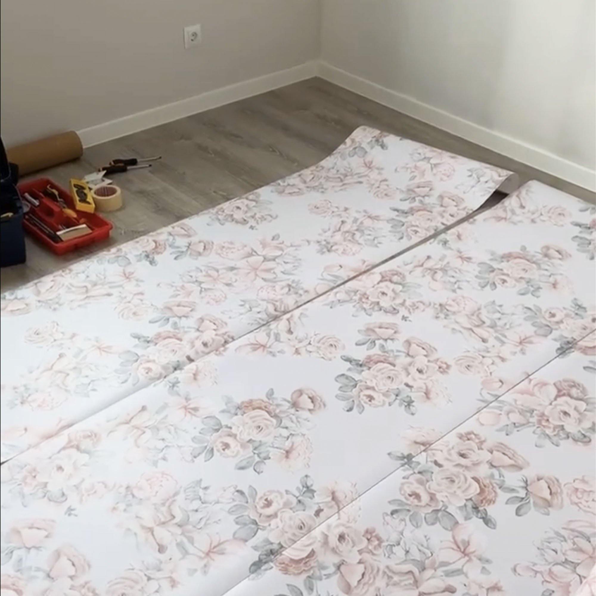 FLORES PRECIOSAS. Papel de vinilo autoadhesivo. Diseñado junto a Noemi Salazar. Disponible en varios colores de fondo. - vinilaroom