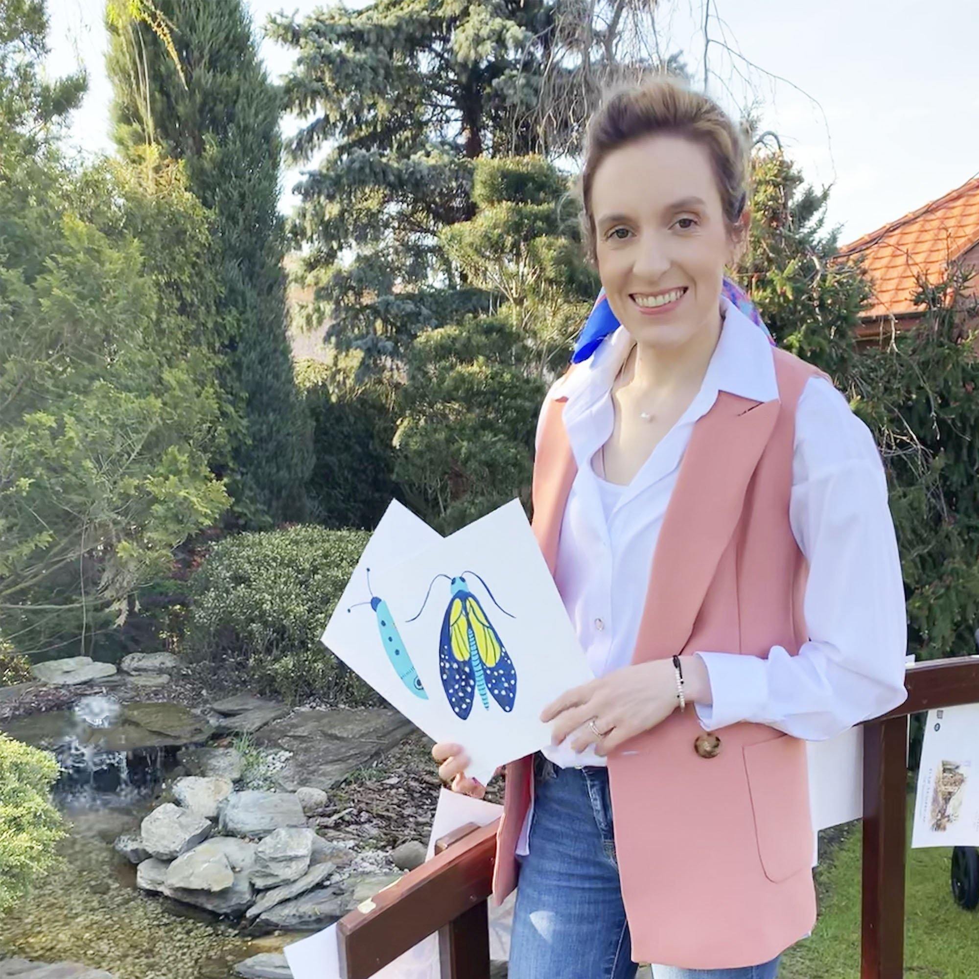 Vinilo MARIPOSARIO NAIF pintado con acuarelas por Magdalena Orlowska. A medida y en varios colores de fondo. - vinilaroom