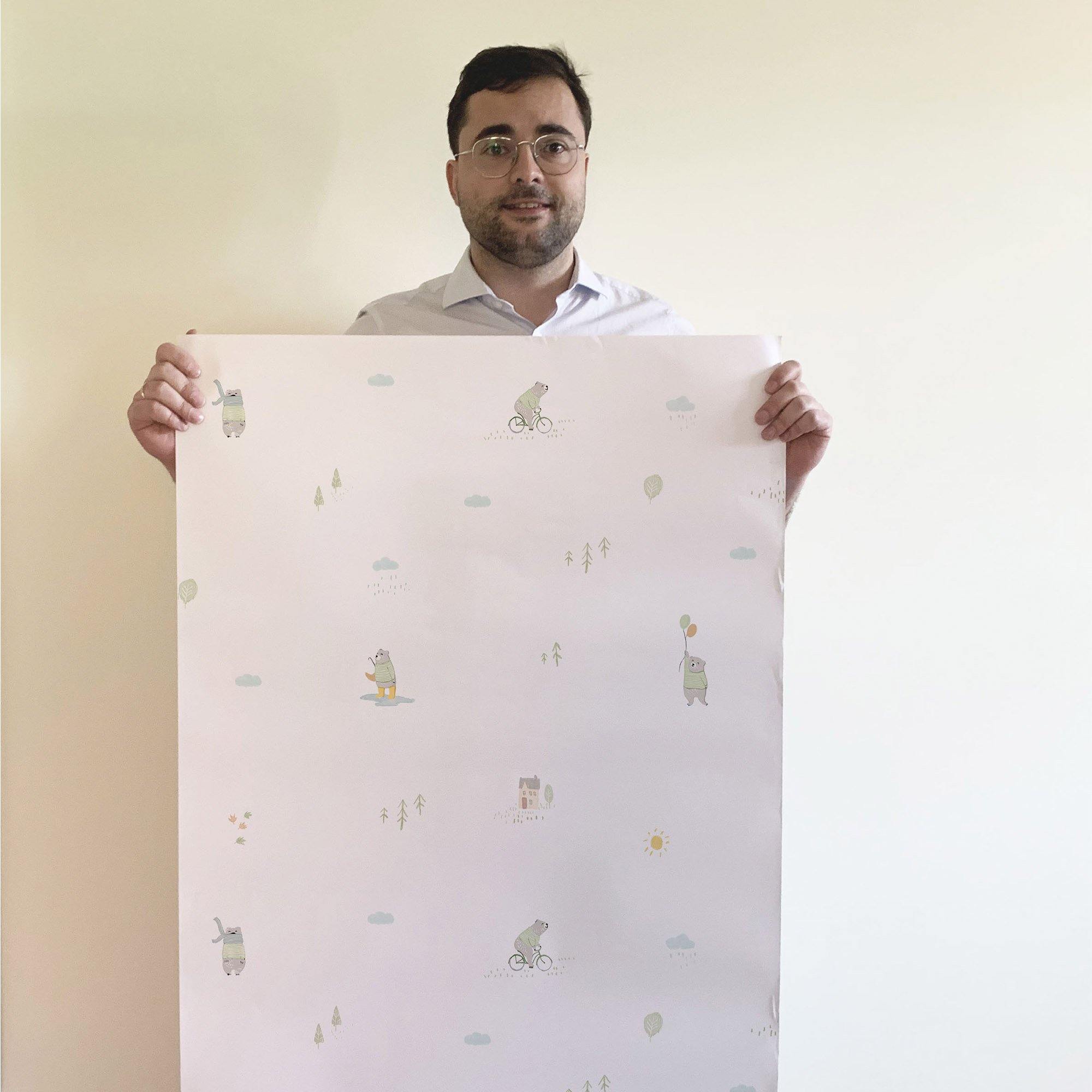 Leo el Oso. Papel de Vinilo Autoadhesivo. Fondo Blanco Roto - vinilaroom