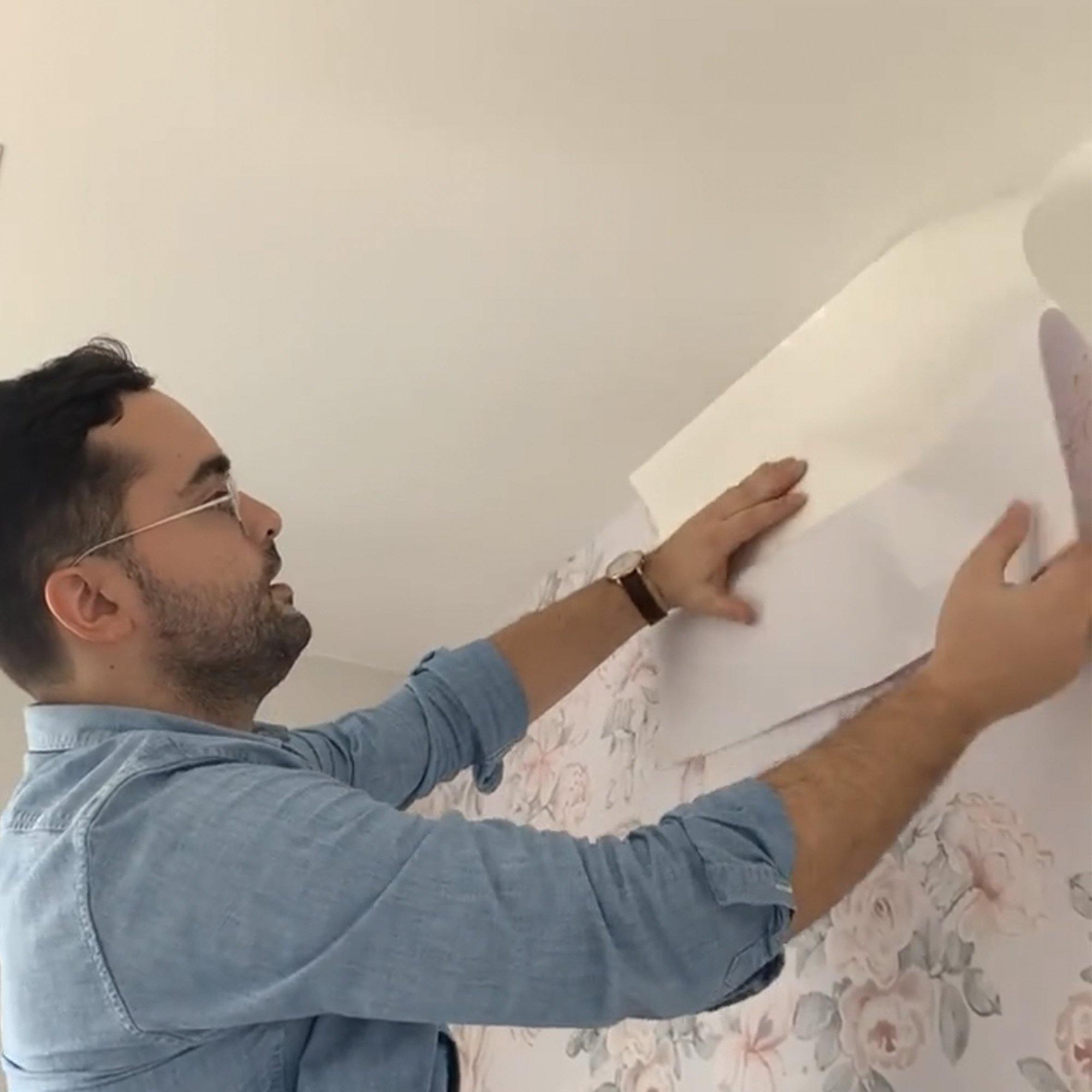 FLORES PRECIOSAS. Papel de vinilo autoadhesivo. Diseñado junto a Noemi Salazar. Disponible en varios colores de fondo. - vinilaroom