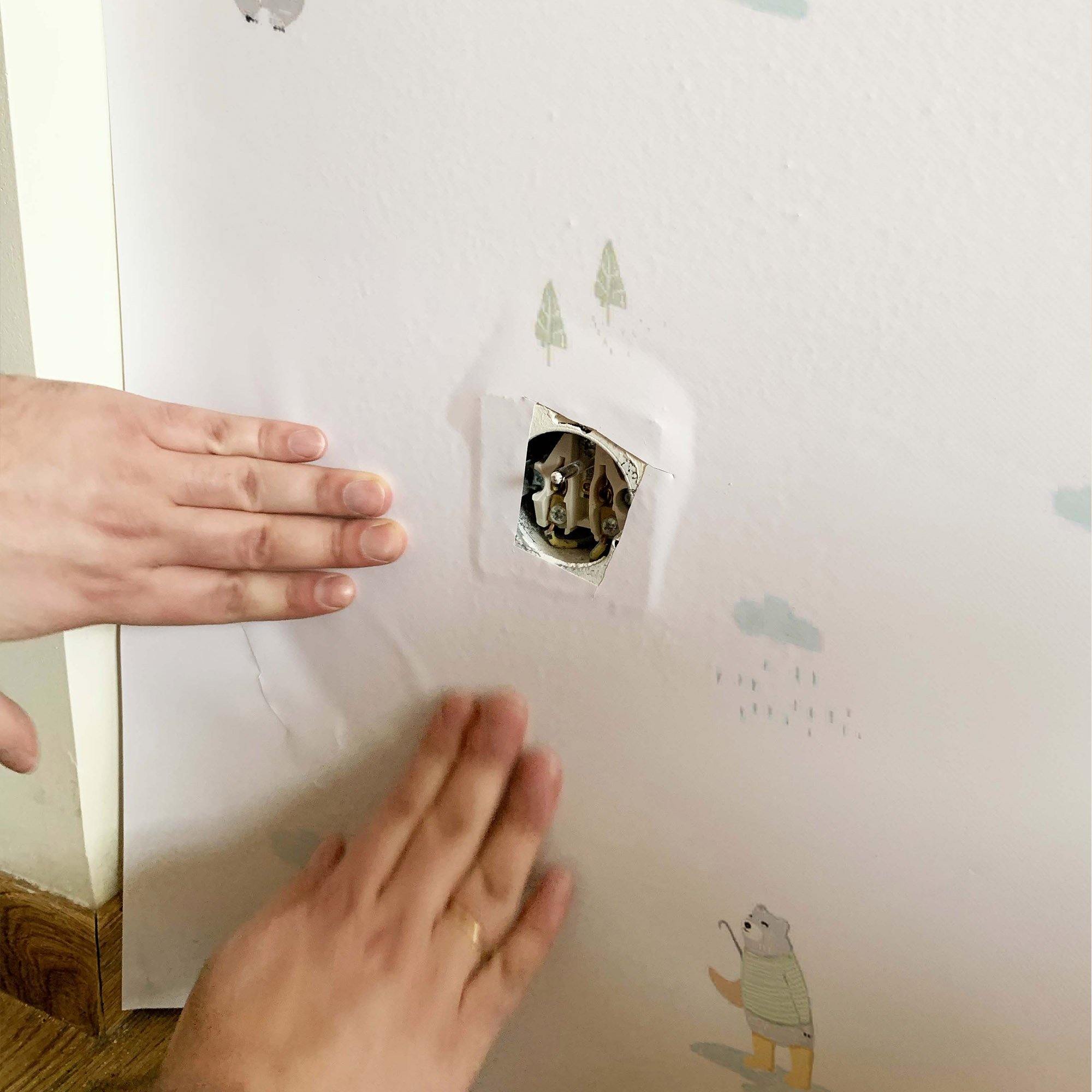 Leo el Oso. Papel de Vinilo Autoadhesivo. Fondo Blanco Roto - vinilaroom