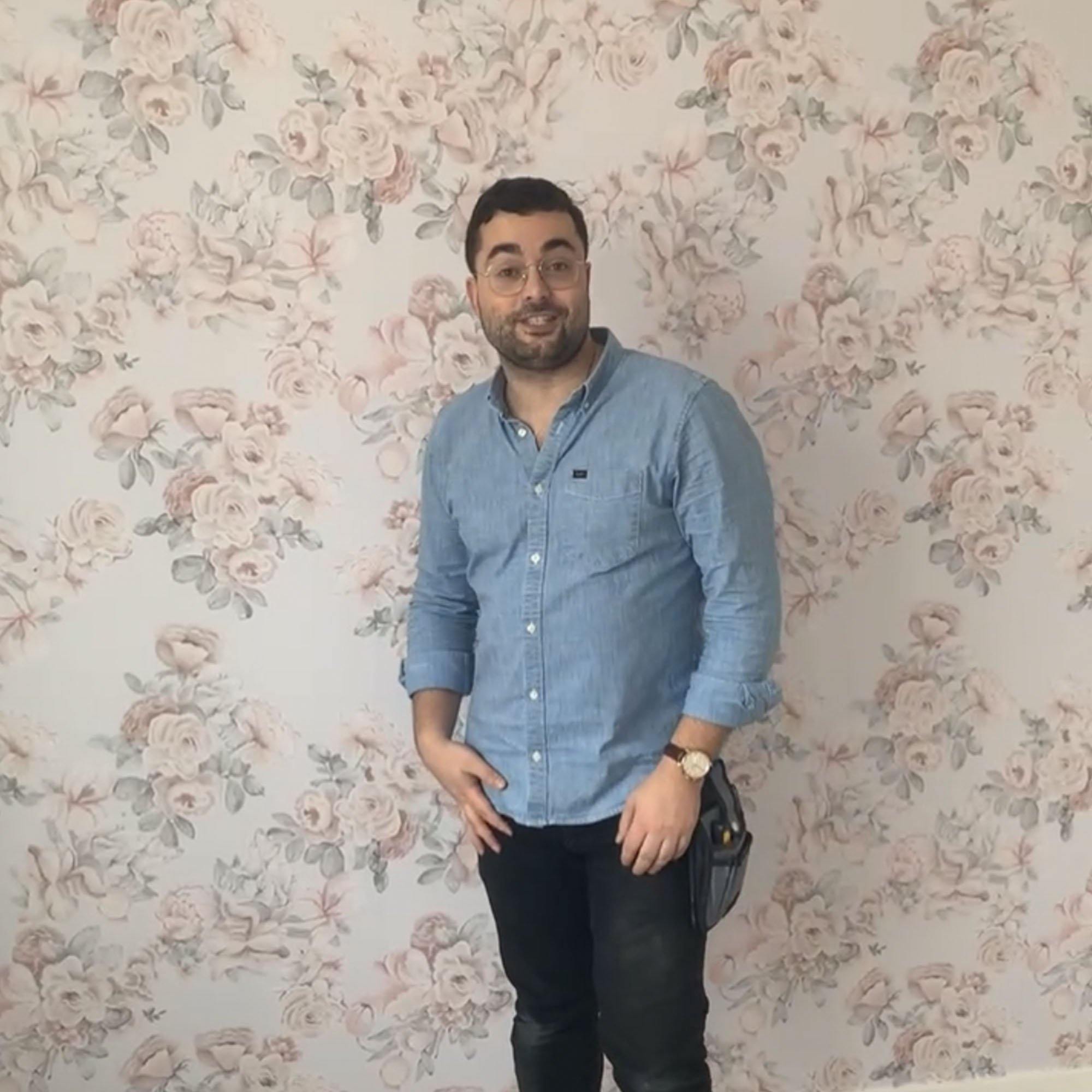 FLORES PRECIOSAS. Papel de vinilo autoadhesivo. Diseñado junto a Noemi Salazar. Disponible en varios colores de fondo. - vinilaroom