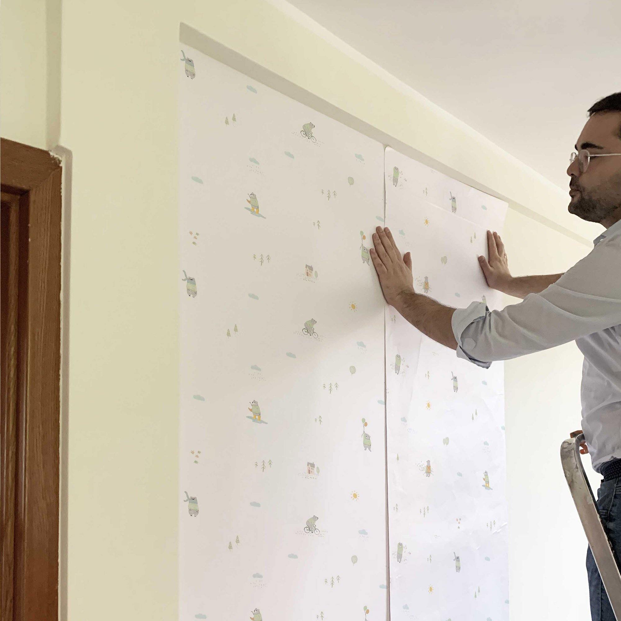 Leo el Oso. Papel de Vinilo Autoadhesivo. Fondo Blanco Roto - vinilaroom