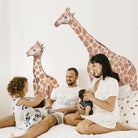 2 Jirafas Africanas en vinilo autoadhesivo. Altura 170cm y 120cm. Despégalas y pégalas donde quieras - vinilaroom