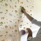 Safari Africano sobre fondo blanco roto. Despégalo y pégalo donde quieras. - vinilaroom