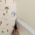 Safari Africano sobre fondo blanco roto. Despégalo y pégalo donde quieras. - vinilaroom