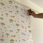 Safari Africano sobre fondo blanco roto. Despégalo y pégalo donde quieras. - vinilaroom