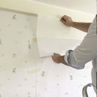 Leo el Oso. Papel de Vinilo Autoadhesivo. Fondo Blanco Roto - vinilaroom